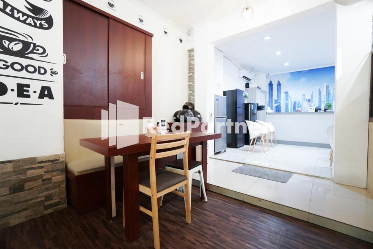 ג'קרטה Eascot Hotel Mitra Reddoorz מראה חיצוני תמונה